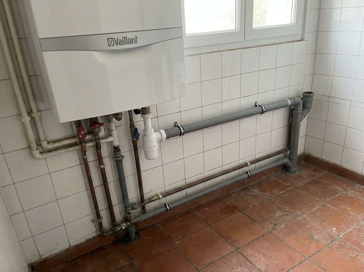 Après : évacuation des condensats en PVC raccordée